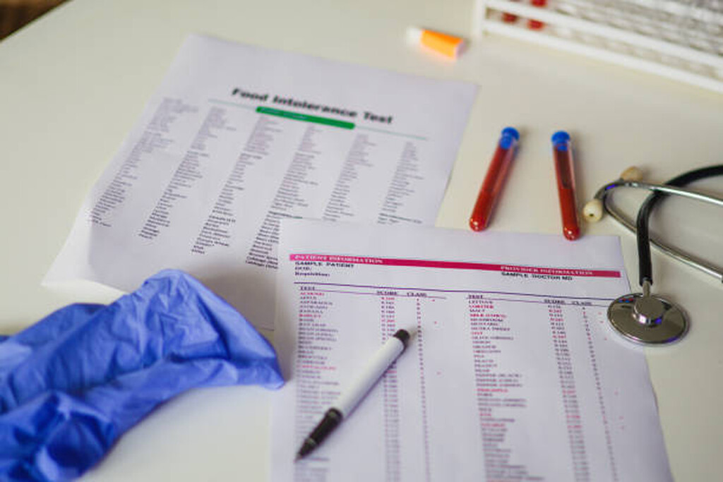 Quais exames a reposição de testosterona exige, quando colher em cada via e por que dosar éster de ação curta no pico produz redução de dose em quem estava adequado.