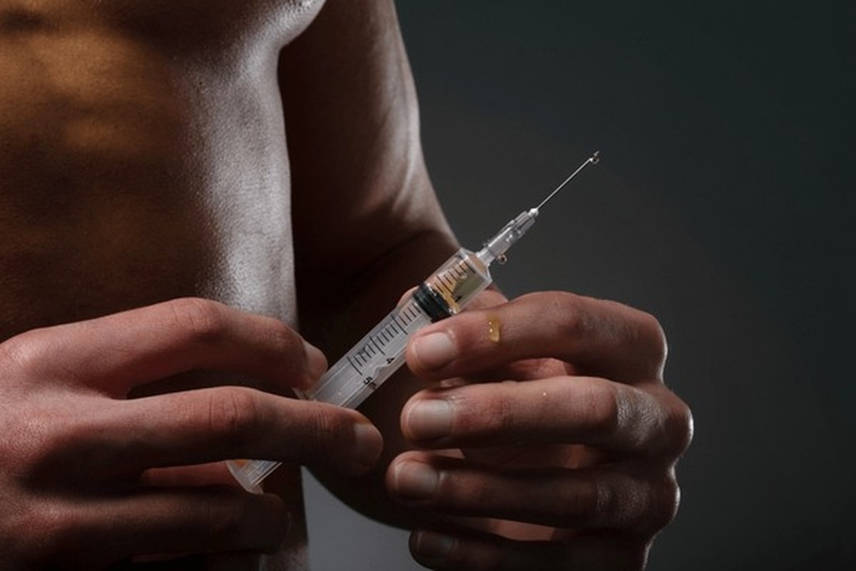 Cerca de 30% dos usuários preenchem critério de dependência, com mecanismo que cruza com o dos opioides. A apneia piora depois do ciclo, e não durante. E a abstinência tem números que exigem pergunta ativa.