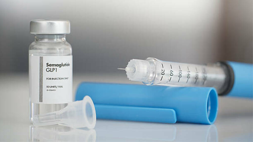 O exame nasce da hipótese clínica e confirma ou refuta o que a consulta levantou. Por que faixa de referência não é faixa de saúde, por que repetir vem antes de medicar e o que a pré-analítica decide.
